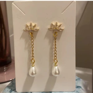 Örhängen  - Jättefina örhängen💕Modell ”Malou” med i zinklegering, rostfritt stål och kedja doppad i 18k guld
