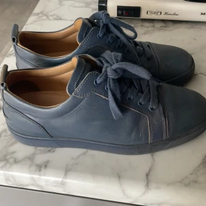 Christian Louboutin  - Hej, säljer dessa feta loubs i storlek 42! Endast skorna tillkommer. Skick 8/10 färgen har börjat lossna kolla bild 5. Självklart äkta! Kp för fler bilder och om ni har några frågor.