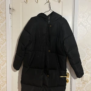 Puffer kappa med huva - Perfekt puffer jacka till hösten/vintern. Har huva sant fickor. Skyddar mot regn, vind och kyla. Inga synliga fläckar eller märken. Pris kan diskuteras.