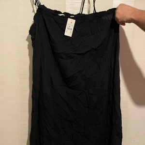 Härlig svart luftig klänning. Strl 3XL XXXL - Man snörar själv axelbanden där man vill ha dom :)  Se bilder!