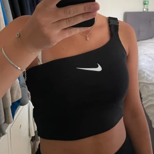 Nike linne - Coolt one shoulder linne från Nike som aldrig kommit till användning. Storlek S.