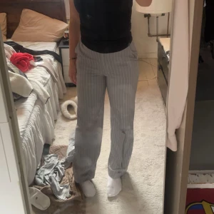 Randiga kostymbyxor  - Randiga kostymbyxor från Bikbok som är alldeles för stora i benen p mig använt 1 gång 