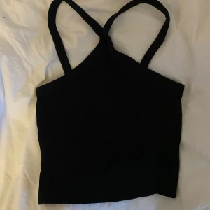 Svart linne - Svart ribbat linne fråg Gina Tricot. Storlek S, säljer då det inte används längre. Fint skick. Skriv vid frågor eller för föer bilder💕