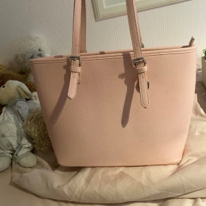 Rosa väska - Osäker på märke, köpt second hand 