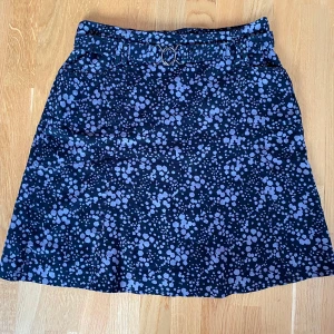 Svart och grå mönstrad kjol fr Inwear i strl 40 - Svart och grå mönstrad kjol fr Inwear i strl 40.  Använd men i fint begagnat skick, kjolen har en underkjol som tyvärr är lite trasig dock som inget som syns. Mått Midjan: ca 43 cm  Längd: ca 58 cm Lappen med material och tvättråd har jag klippt bort