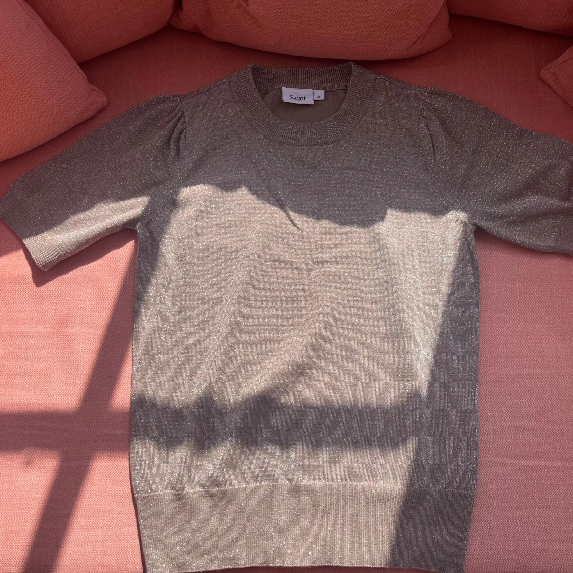 Glittrig beige t-shirt