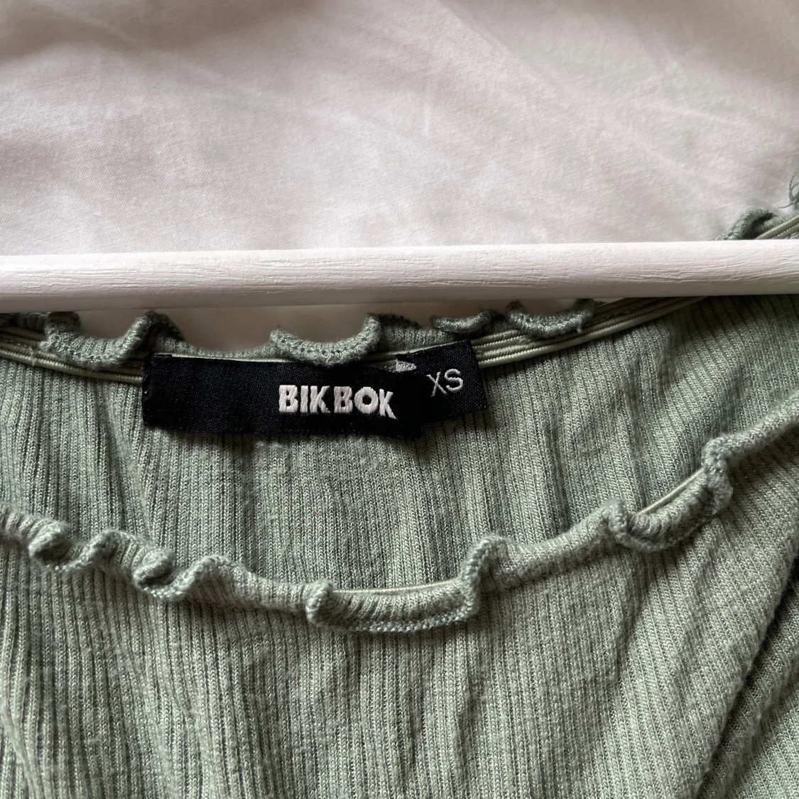 Grön ribbad topp från Bik Bok - 91