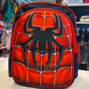 Röd och blå ryggsäck med spindelmotiv - Säljer en cool röd och blå ryggsäck med ett stort svart spindelmotiv på framsidan. Väskan har ett spindelnätsmönster och två dragkedjor med spindelknoppar. Den har justerbara axelremmar och en sidoficka i nät. Perfekt för skolan eller utflykter!