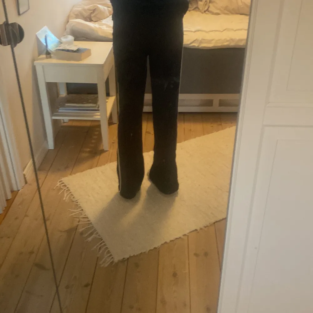 ”Yogapants” från Edikted🌟 Jättesköna och stretchiga! Säljer pga tycker de är för korta på mig💗 (Jag har de väldigt lågmidjat nu därför ser de inte korta ut på dessa bilderna (172cm)) . Jeans & Byxor.