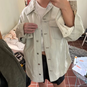 Oversized jeansjacka  - Säljer oversized jeansjacka från HM som knappt kommit till användning! Storlek S men väldigt stor i storleken! 