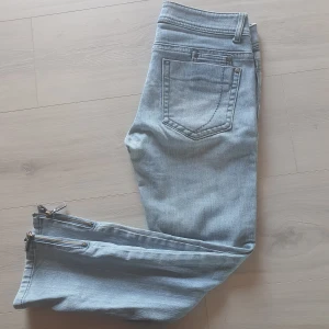 Vintage jeans Tipster stl 27 - Raka vrist  jeans med dragkedja nertill Lågmidjade 2% stretch  Bra skick!  Obs! Fråga inte om bilder på. Andra bilder på detaljer går bra.  Mått Midja 36 cm ×2 Stuss 45cm ×2  Gren 21 cm Innerben 63 cm  Mvh