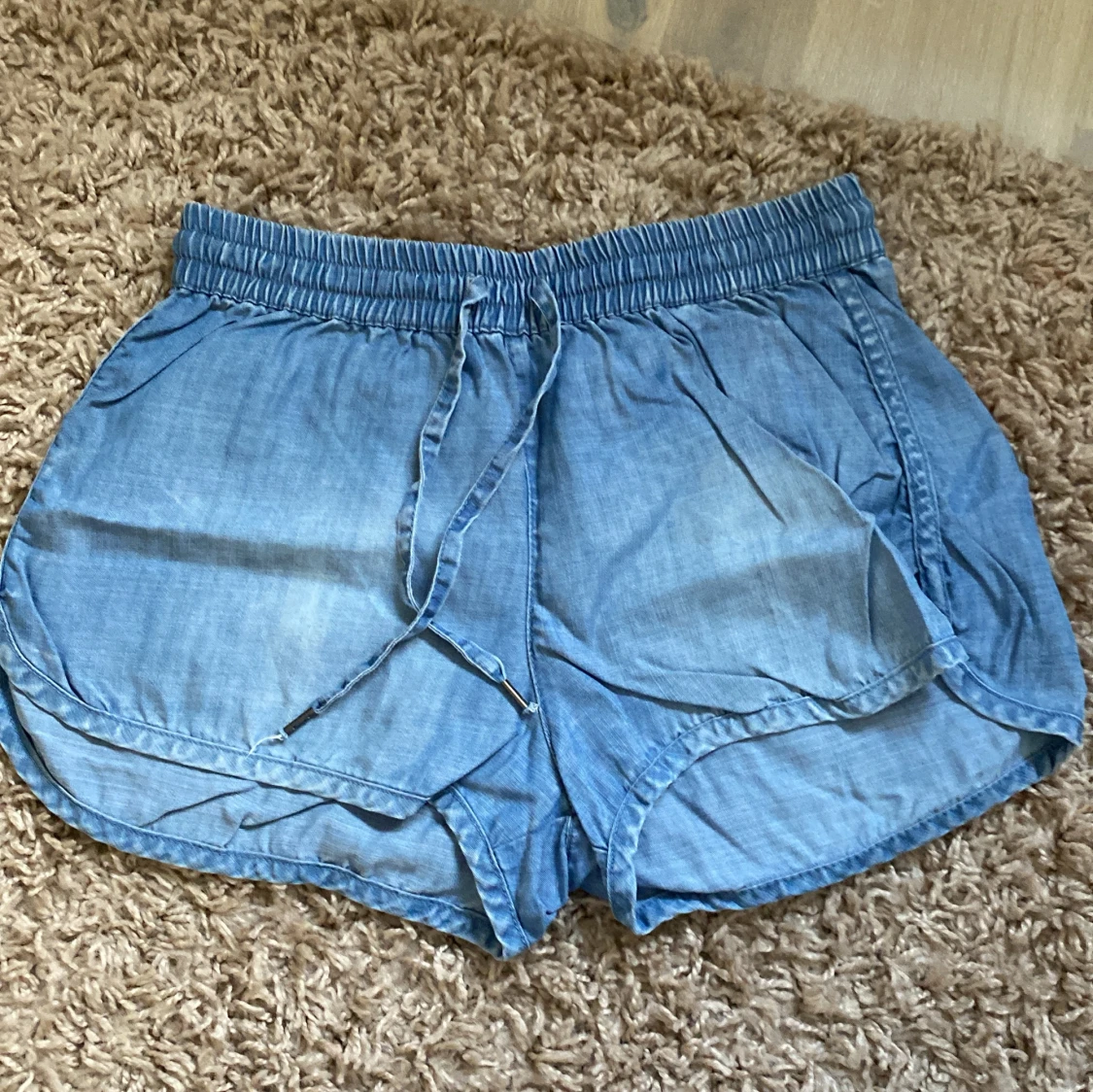 Blå jeansshorts från &Denim