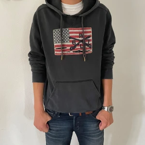 Polo Ralph lauren jeans hoodie  - Ralph lauren jeans company hoodie. Bra skick. Har 2 väldig små hål på baksidan som knappt syns enligt mig (4e bilden) och ett hål längst ner vid armen som syns på sista bilden, går säkert enkelt att laga. Kontakta vid frågor 
