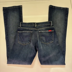Lågmidjade jeans - Mörkblå jeans i bra skick💞 dem är Lågmidjade och bootcut, skriv privat för bild på