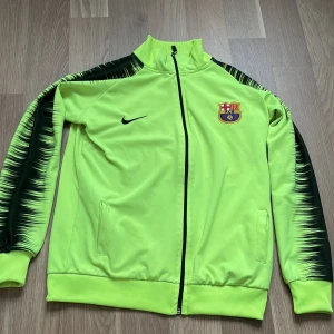 Barca tröja zip - Säljer denna sällsynta Barca zip tröja eftersom att den inte passar mig längre. 
