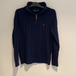 Ralph lauren half zip - Detta är en ny Ralph lauren half zip i perfekt skick storlek M. Sällan använd och till ett rabatterat pris. Tröjan är mycket eftertraktad så slå till snabbt🤗 . Vårt pris 799 istället för 2650kr. Kom och köp 🫶🏻🥂