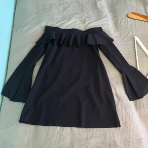  off shoulder klänning - Fint skick