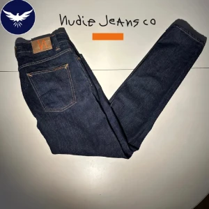 Nudie Jeans - GRIM TIM - Ett par nudie jeans i den populära modellen grim tim | färgen är dry navy | skicket är 9,5/10 som nya | modellen är 182 och väger 67kg