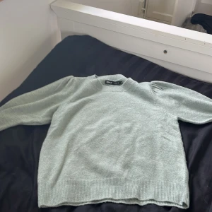 Ljusgrön stickad tröja från ONLY - Säljer en superfin ljusgrön stickad tröja från ONLY i storlek XS. Tröjan är perfekt för höst och vinter med sin mysiga och varma känsla. Den har korta ärmar och ribbstickade muddar vid ärmslut och nederkant. Perfekt för att hålla sig varm och snygg under de kallare månaderna! 💚