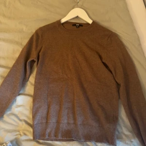 Cashmere tröja  - Ljusbrun cashmere tröja från uniqlo, 100% cashmere.  Nypris 1299kr säljer för 500kr jämnt. Nyskick.