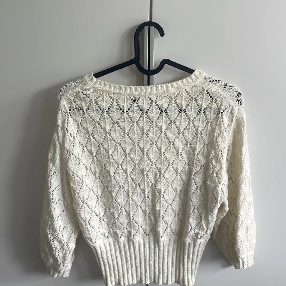 Vit stickad croppad tröja från Bik Bok - 93