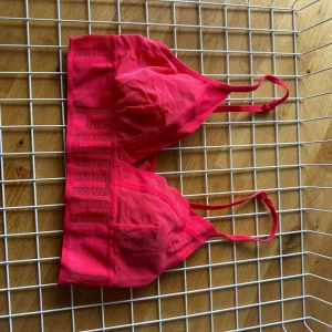 Topp - Topp från Puma, ny var förliten därför tänkta sälja den..! Jätten fin färg 🎨orange mer till röd🧡❤️