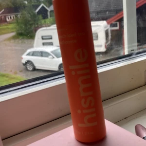 Hismile tandkräm med persikosmak - Säljer en tandkräm från Hismile med smak av persika te Den kommer i en snygg orange tub och är perfekt för att hålla tänderna fräscha och vita. Använd några gånger men fortfarande mycket kvar. Perfekt för dig som vill ha en fräsch andedräkt och ett vackert leende! 😁