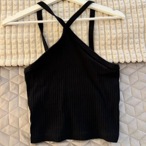 Svart/Vit topp från GinaTricot - Snygga toppar från GinaTricot🤗Använder ej och de är som nya🙏🏽🙏🏽50kr/ styck