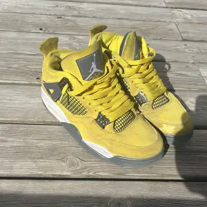 Säljer ett par snygga lightning Jordan 4. De är i väl använt skick. 6/10 skick. Nypris runt 5000 kr