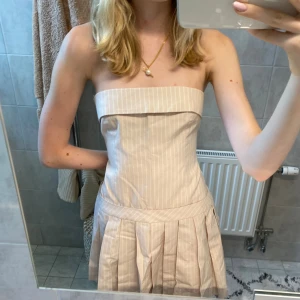 Zara klänning - Så fin oanvänd klänning från zara! Säljer då den tyvärr inte passar💕 prislappar kvar! 
