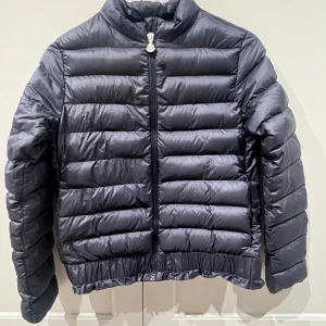 Barnjacka Moncler Giubbotto - Nu säljer jag en älskad Giubotto jacka, modell Abricot från Moncler. Den har använts vid speciella tillfällen och skicket mycket fint. Synar man den märks det att den inte är helt ny då någon söm inte är perfekt. Den är 100% dun och 100% äkta.