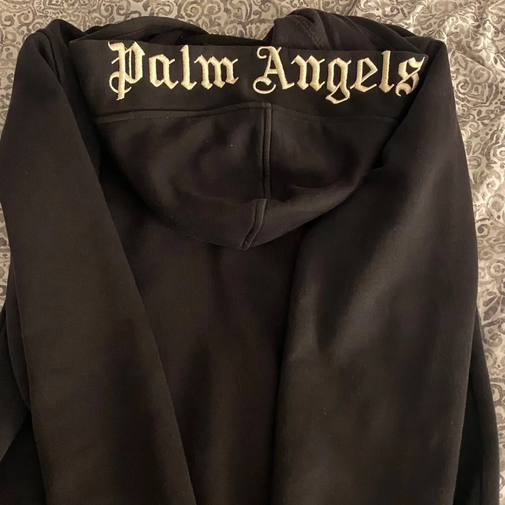 Säljer en moncler/ Palm angels tröja, köpte den för 6000 men säljer den för 4000 (pris kan diskuteras) därför en del av dragkedjan är av som  man kan se på bilden. Tröjan är i rätt så bra skick annars. . Hoodies.