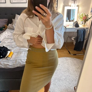 Stickad kjol  - Säljer denna fina kjol för Noa Noa. Det är k strl XS och är tyvärr lite för liten på mig 🌺