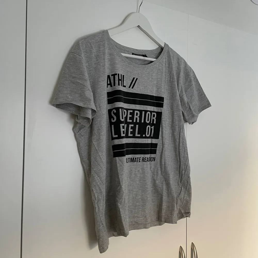 Fin T-shirt i storlek L! Köparen står för frakten men kan även mötas upp i Uppsala, Knivsta eller Sigtuna! Tveka inte att fråga mig om något🩶. T-paidat.