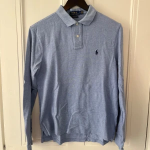 Ralph Lauren piké M - Mycket fin Ralph Lauren piké i färgen blå. Storlek M och felfri. Nypris 1295kr, köp för endast 449kr👏