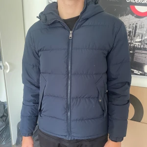 Tommy Hilfiger jacka - En vinterjacka från Tommy Hilfiger i storlek M. Fint skick, har ett litet hål framtill (bild 4), därav det billiga priset. Passar både män och kvinnor. ❤️ är marinblå och i storlek M