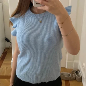 Tröja - Bra i skick. Använd ett fåtal gånger. Storleken är Xs men passar S och möjligtvis M. Pris kan diskuteras!💞