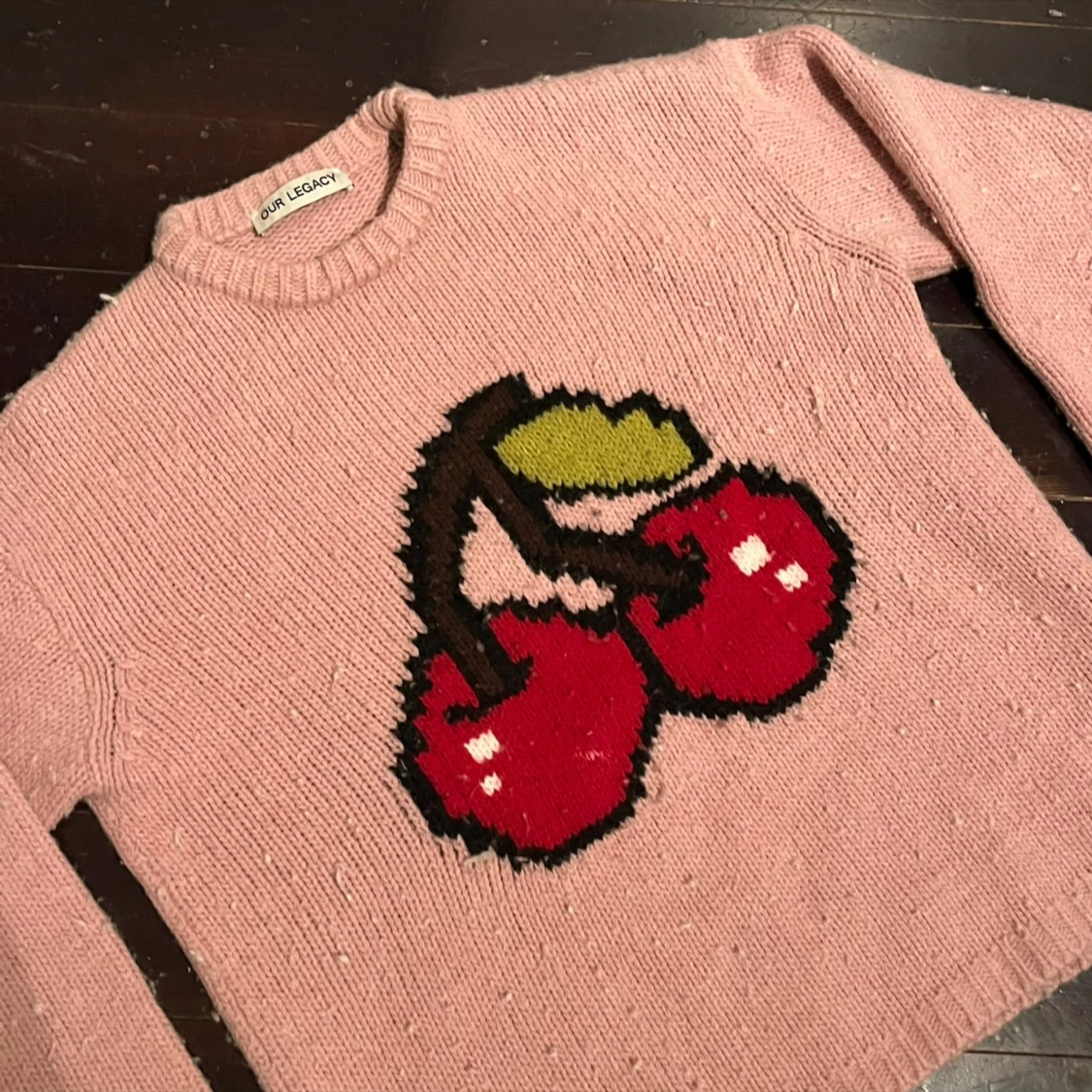 Rosa stickad tröja med körsbärsmotiv från Our Legacy - 90