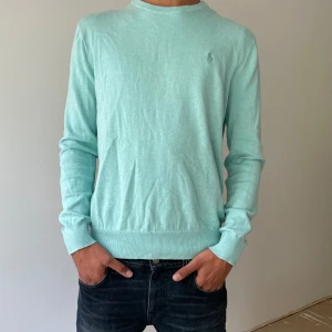 Ralph lauren tröja  - Säljer denna sjukt snygga tröjan från Ralph lauren med en färg som är väldigt fräsch och unik! Kom privat för fler bilder och info!