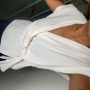 Topp - Super fin topp som nästan är i nyskick, har bara använt den vid ett tillfälle. 