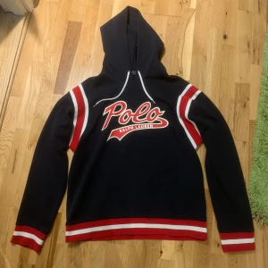 Unik Ralph Lauren hoodie - Knappt använt, så gott som ny. Storlek L men sitter mer som M