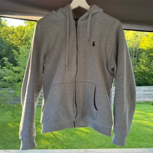 Ralph Lauren zip hoodie - Tjo! Säljer min ralph lauren hoodie i nästan nyskick! Tröjan har används 2-3 gånger! Stl M 🙌 nypris: 1700kr mitt pris: 1100kr. Billigare vid snabb affär