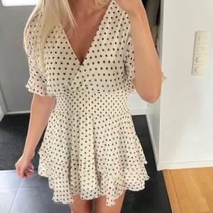 klänning - prickig klänning från zara, i mycket fint skick, strl S