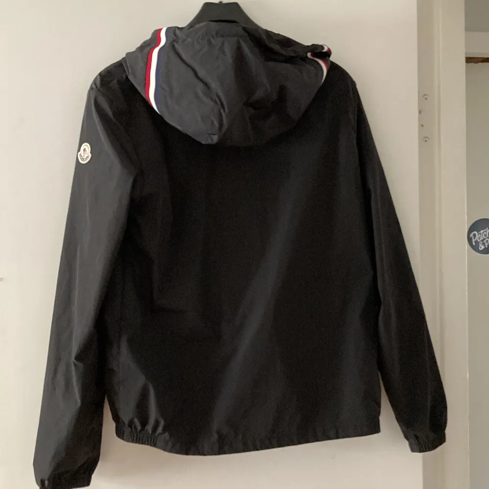 Moncler windbreaker storlek s/1, äkta, nypris = 8155, bra skick, digitalt kvitto finns, SKRIV vid fundering. Jackor.