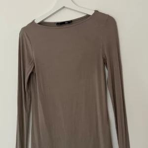Långärmad tröja - Den är nästintill oanvänd och beige/brun aktig