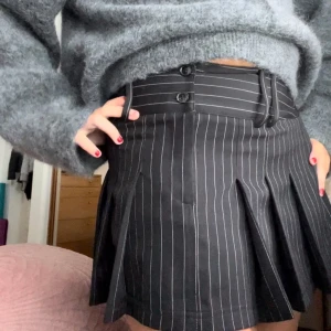 Kostymkjol - Säljer denna vida supersnygga Kostymkjol från second hand och märket är Urban Outfitters. Använt ett fåtal gånger och därför har den inga defekter🧚🏻‍♀️🙏🏼❤️