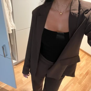 Kavaj  - Brun kavaj från från Nelly, nyskick💕💕 Säljer även byxorna som tillhör, strl 36 (400kr för båda) 