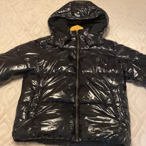 Vinter Jacka Nelly💕 - Säljer denna jacka från Nelly, använt hela vintern, ny skick, nypris 800, måste köpas via Swish, (något har hänt i plick appen)  Skriv om ni har frågor 💞 