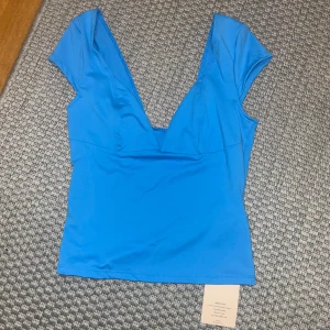Topp - Väldigt fin blå topp från Shein me lappen kvar. Aldrig använd! Nypris 79kr. Passar dig som har lite mindre bröst.