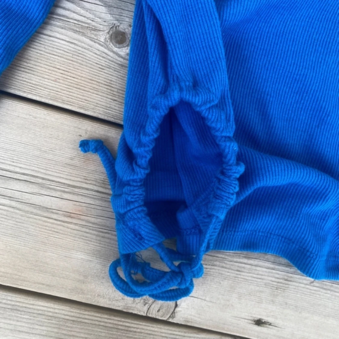 Blå off-shoulder topp med knytning - 92